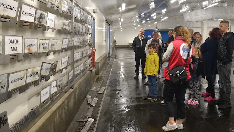Visite de la criée de Lorient Keroman : les plaques de bateaux 
