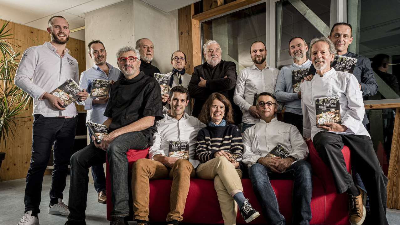Lucien Gourong, entouré des chefs lorientais ayant participé au livre. Crédit photo : Xavier Dubois