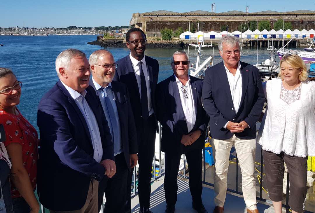 Le secrétaire d'Etat chargé de la mer Hervé Berville, entouré des élus et représentants de la filière halieutique en Bretagne.