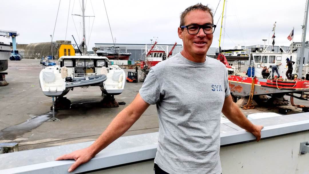 portrait d'Eric Lamy avec au second plan l'aire de réparation navale de Lorient Keroman