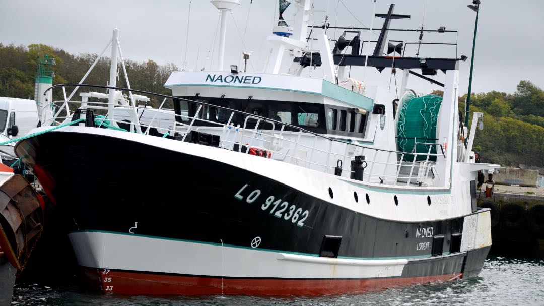chalutier amarré au port de pêche de Lorient